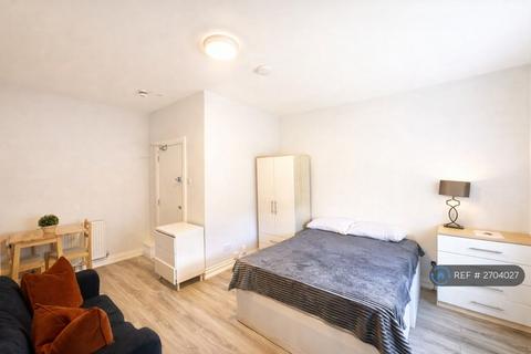 Studio to rent, Mount View Road, London, N4