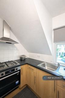 Studio to rent, Mount View Road, London, N4