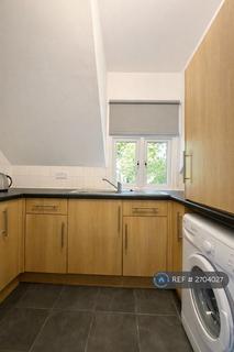 Studio to rent, Mount View Road, London, N4