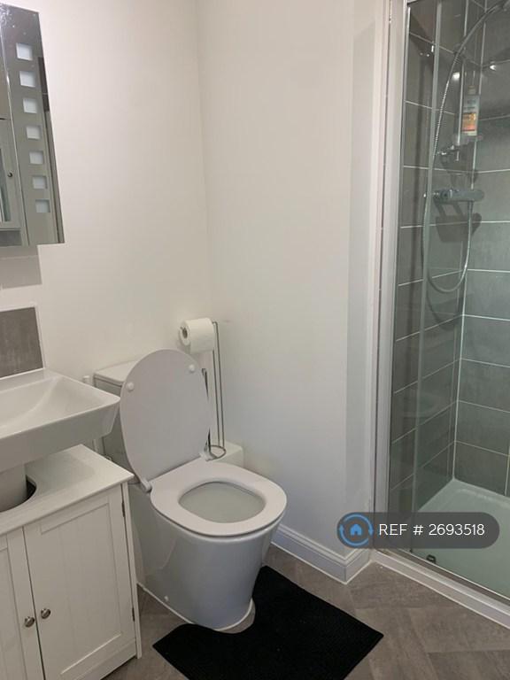 En-Suite Bathroom w/Mirror, Towel Rack