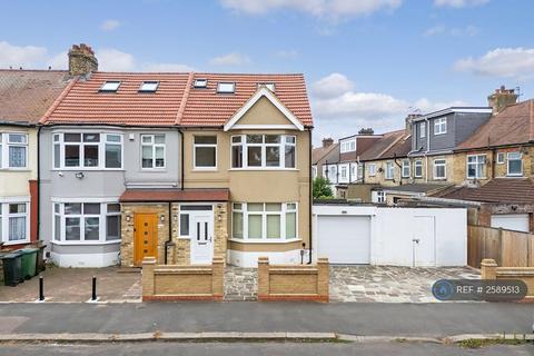 1 bedroom in a house share to rent, Hampton Road, London, E4