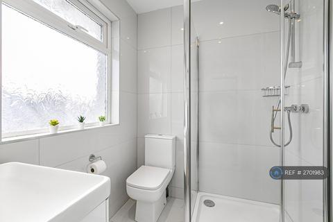 1 bedroom in a house share to rent, Feltham Road, Ashford, TW15