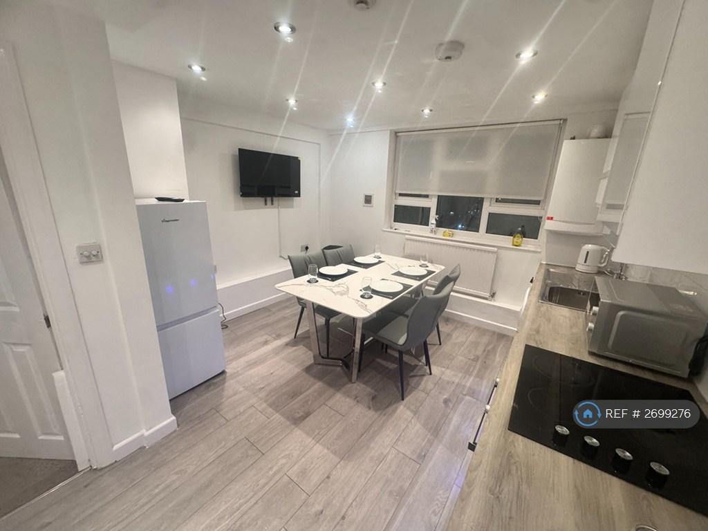 Kitchen/Communal Area