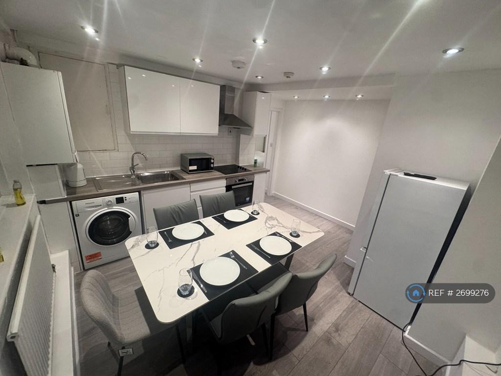 Kitchen/Communal Area