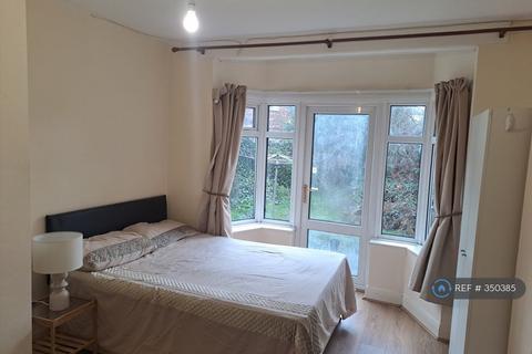 1 bedroom in a house share to rent, Rowantree Rd, London, N21