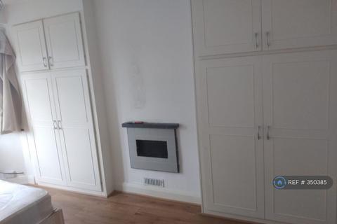 undefined, Rowantree Rd, London, N21