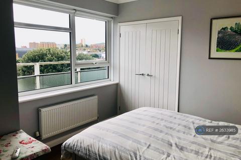 2 bedroom penthouse to rent, Park Lodge, Eastbourne, BN21