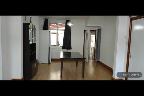 3 bedroom terraced house to rent, Park Road, Hounslow, TW3