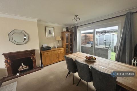 4 bedroom semi-detached house to rent, Keswick Road, West Wickham, BR4