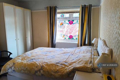 3 bedroom semi-detached house to rent, Langham Road, Stockport, SK4
