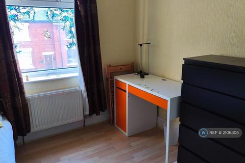 3 bedroom semi-detached house to rent, Langham Road, Stockport, SK4