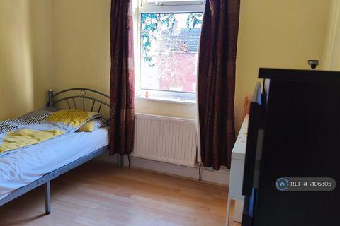 3 bedroom semi-detached house to rent, Langham Road, Stockport, SK4