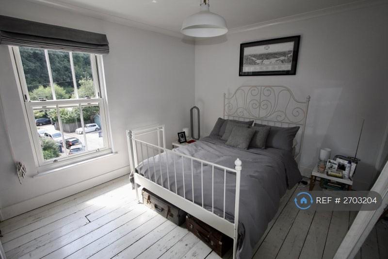 Room 1 Available £1200 Taken