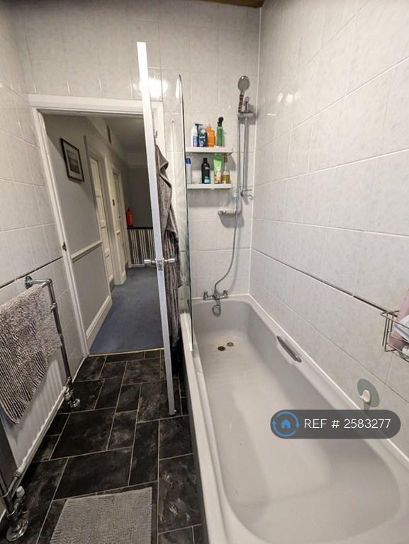 Upstairs Main Bathroom
