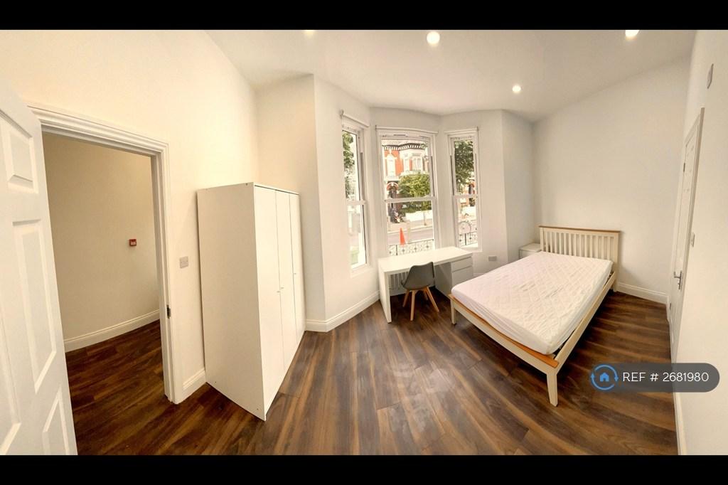 Ground Floor Ensuite Bedroom With High Ceilings