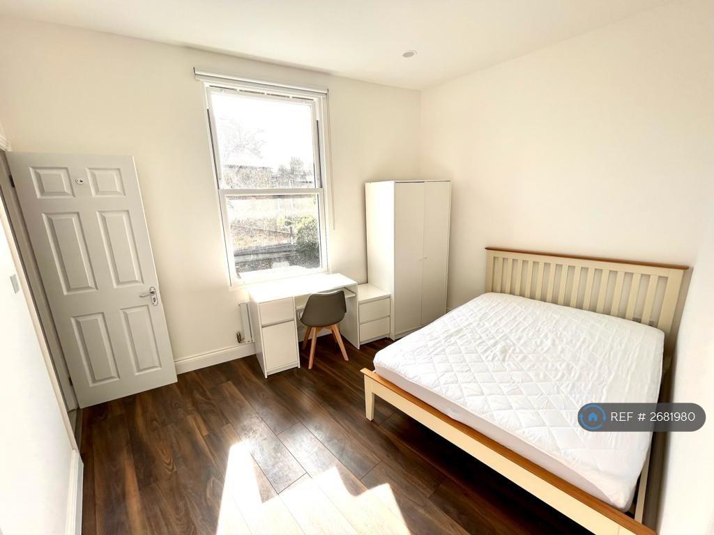 First Floor Middle Ensuite With High Ceilings
