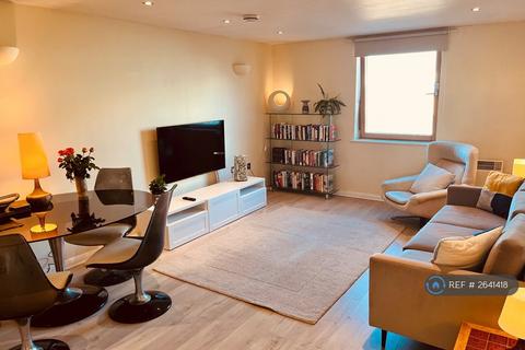 2 bedroom flat to rent, Station Court, London, SW6
