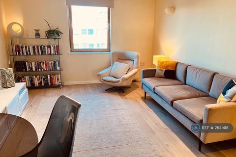 2 bedroom flat to rent, Station Court, London, SW6