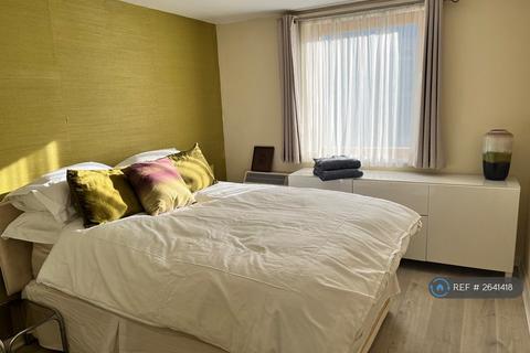 2 bedroom flat to rent, Station Court, London, SW6