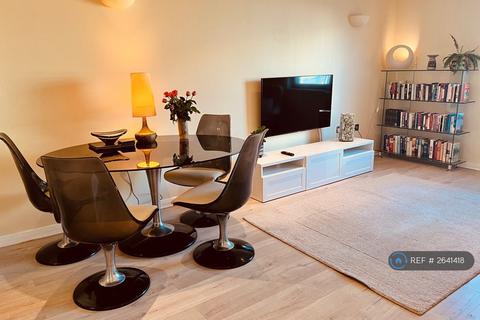 2 bedroom flat to rent, Station Court, London, SW6