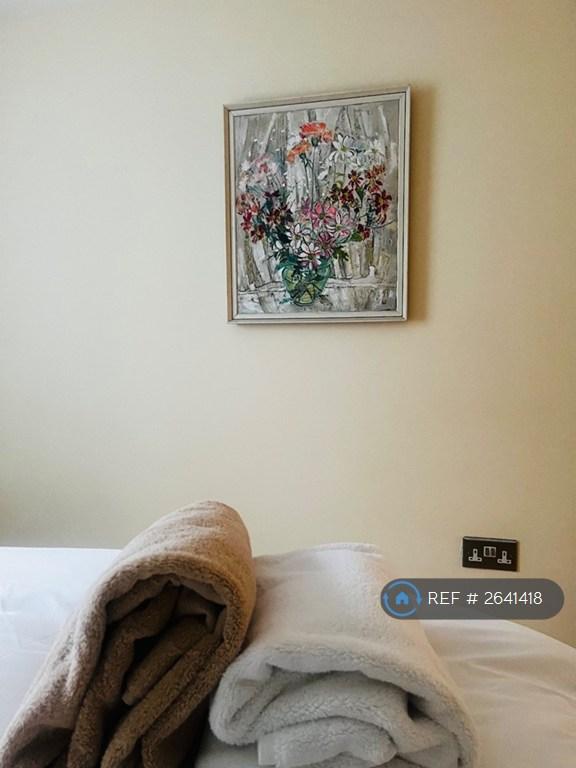 Queen Bedroom