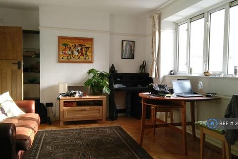 Studio to rent, Millstream House, London, SE16