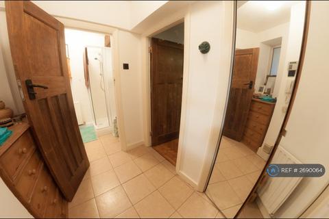 Studio to rent, Millstream House, London, SE16