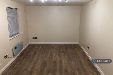2 bedroom flat to rent, Greenacre Gardens, London, E17