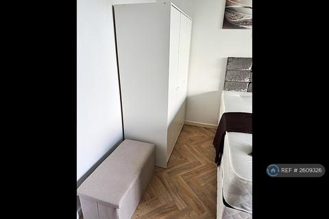 1 bedroom in a flat share to rent, Violet Court, London, NW9