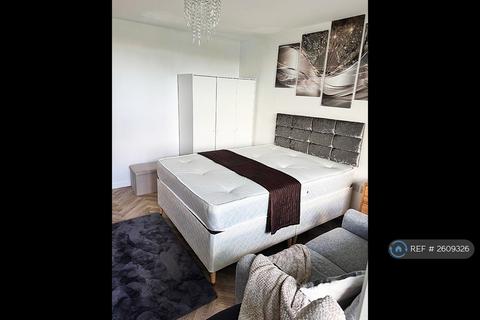 1 bedroom in a flat share to rent, Violet Court, London, NW9