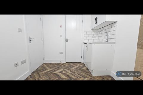 Studio to rent, North Road, Hayes, UB3