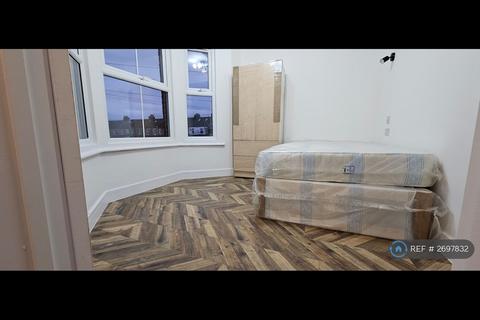 Studio to rent, North Road, Hayes, UB3