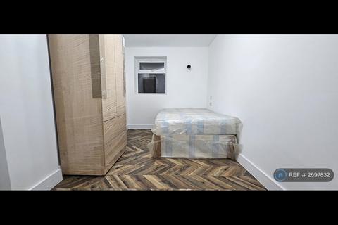 Studio to rent, North Road, Hayes, UB3