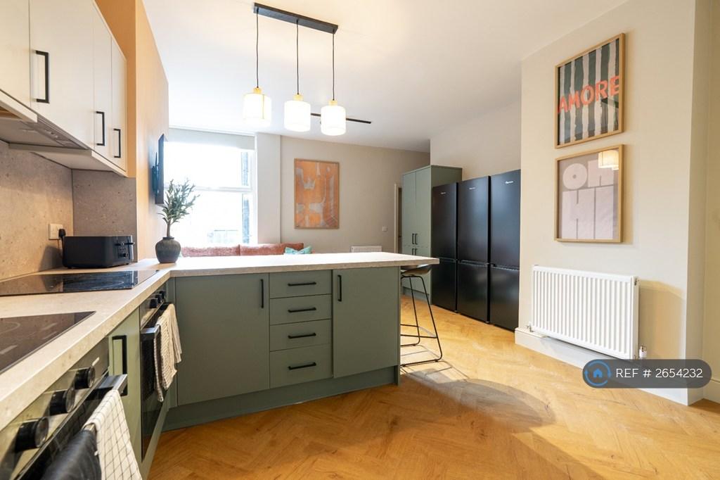 Kitchen/Lounge Room