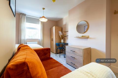 1 bedroom in a house share to rent, Hamilton Road, Manchester, M13