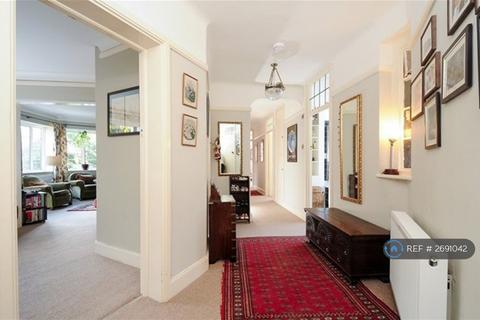 3 bedroom flat to rent, Chester Close, Richmond, TW10