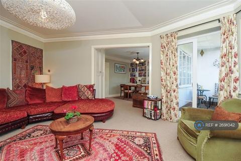 3 bedroom flat to rent, Chester Close, Richmond, TW10