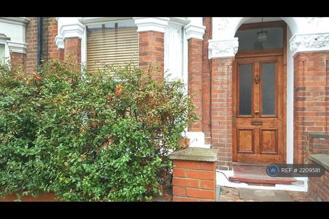 1 bedroom in a flat share to rent, Valmar Road, London, SE5