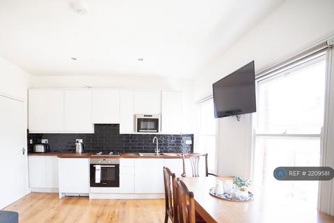 1 bedroom in a flat share to rent, Valmar Road, London, SE5