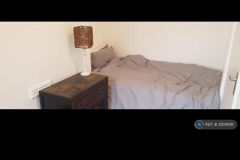 1 bedroom in a flat share to rent, Valmar Road, London, SE5