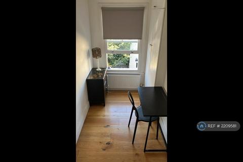 1 bedroom in a flat share to rent, Valmar Road, London, SE5