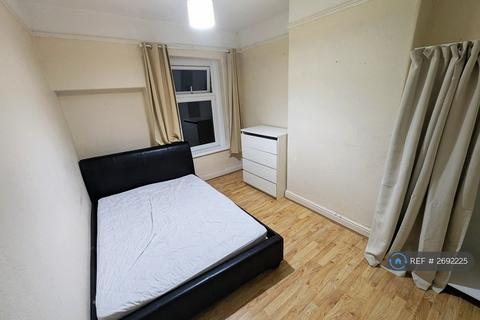 1 bedroom in a house share to rent, Holmesdale Street, Cardiff, CF11