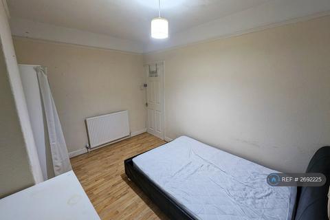 1 bedroom in a house share to rent, Holmesdale Street, Cardiff, CF11