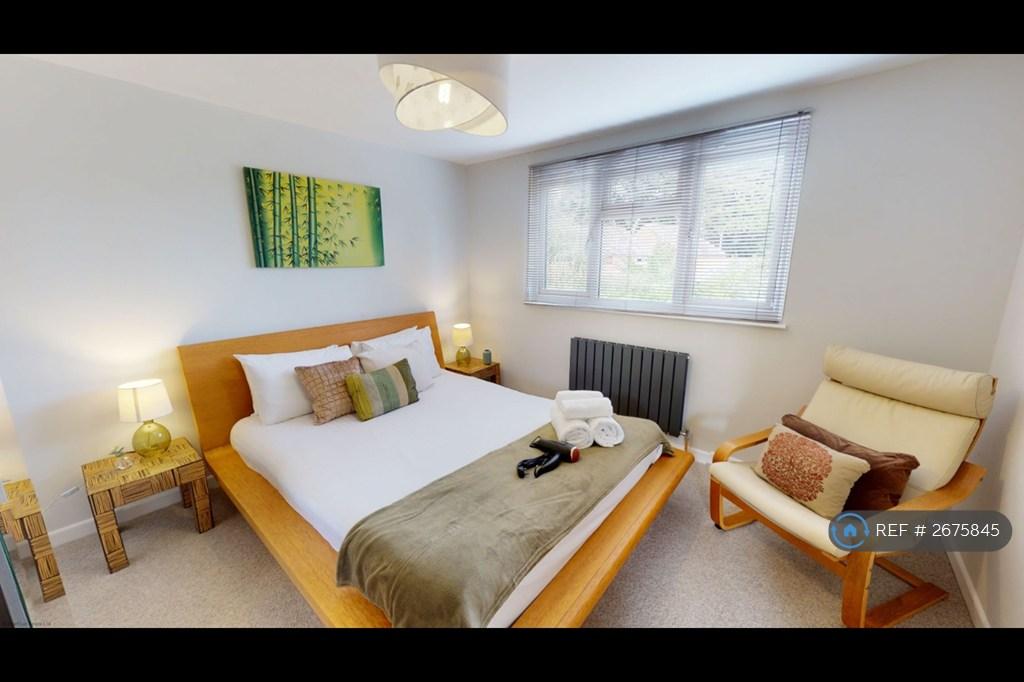 Master Bedroom (Upstairs)