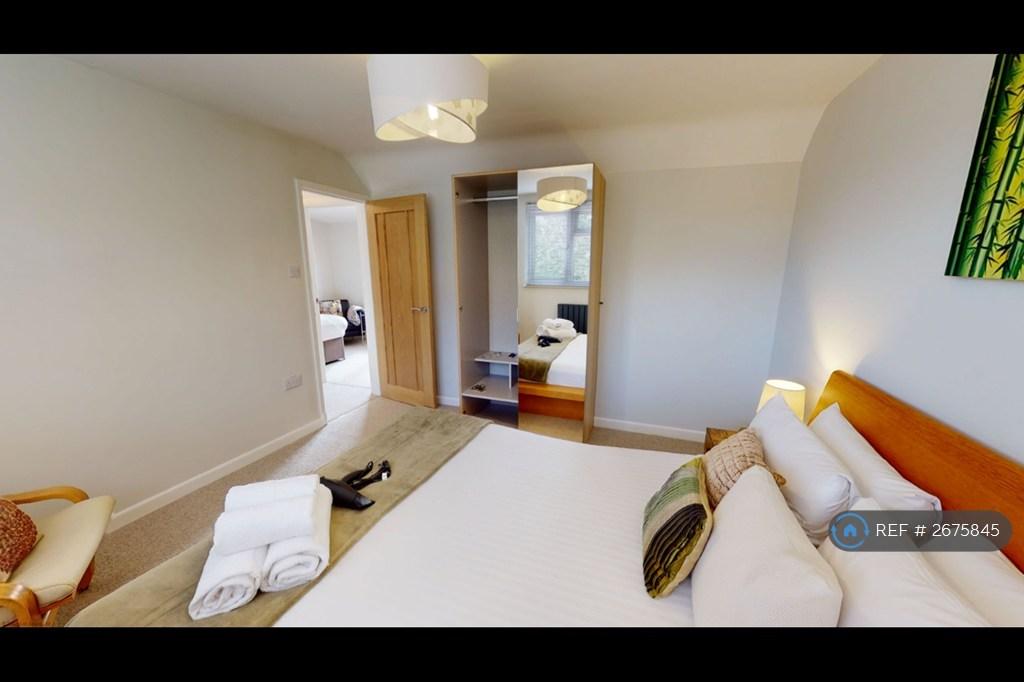 Master Bedroom (Upstairs)