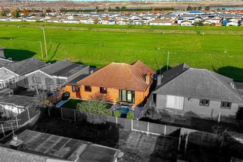 2 bedroom detached bungalow for sale, Smallgains Avenue, Canvey Island SS8
