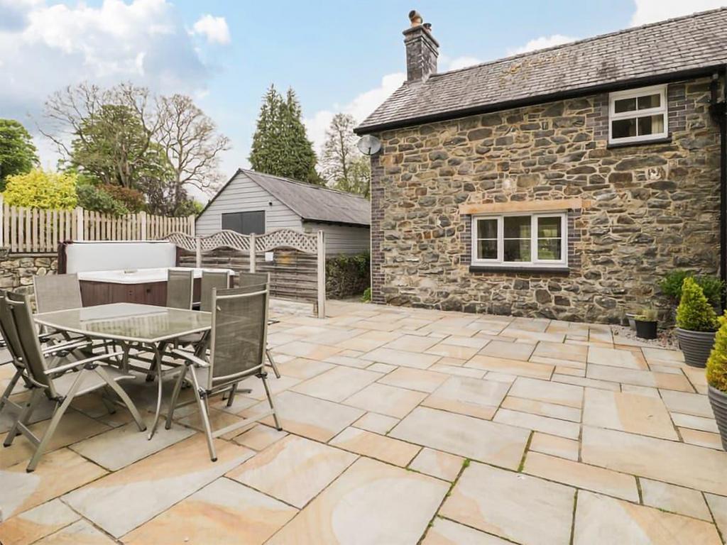 Courtyard Patio Area