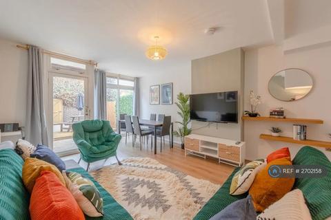 3 bedroom terraced house to rent, Ambergate Street, London, SE17