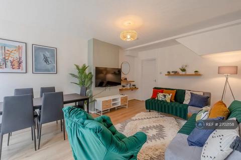 3 bedroom terraced house to rent, Ambergate Street, London, SE17
