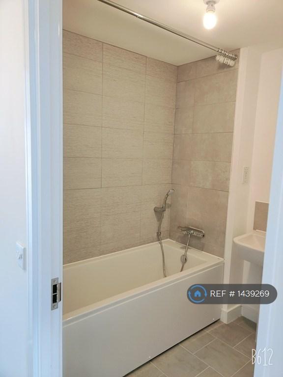 Upstairs Common Bathroom